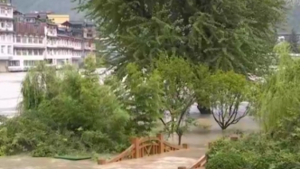 甘肃文县水磨沟村泥石流致48人受困，待淤水下降后施救