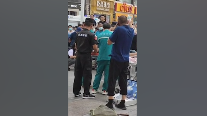 郑州警方通报男子持斧头行凶：建筑工人酒后与人口角