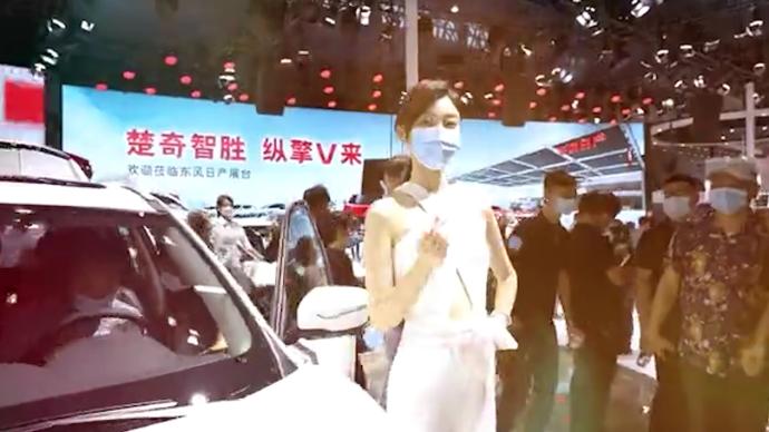 武汉疫情后首次车展，众车模戴口罩站台