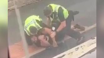 亚裔男子遭英国警察锁喉威胁：让你窒息