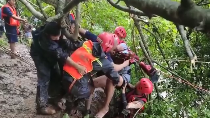 四川78岁老兵被围困，消防横渡洪流救援