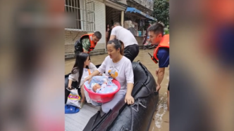四川强降雨，消防员用脸盆转移婴儿