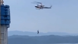 冲锋舟施救未果，重庆出动直升机解救江边被困群众