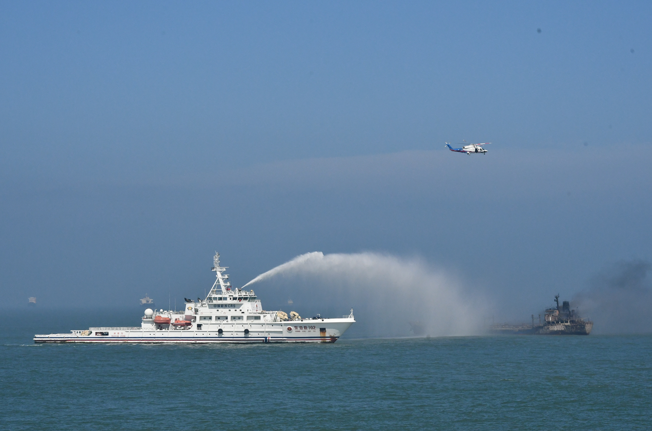 长江口外水域两船碰撞3人获救14人失踪 多部门组织搜救