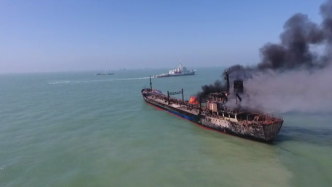 上海长江口外两船相撞导致油船起火，3人被救14人失踪