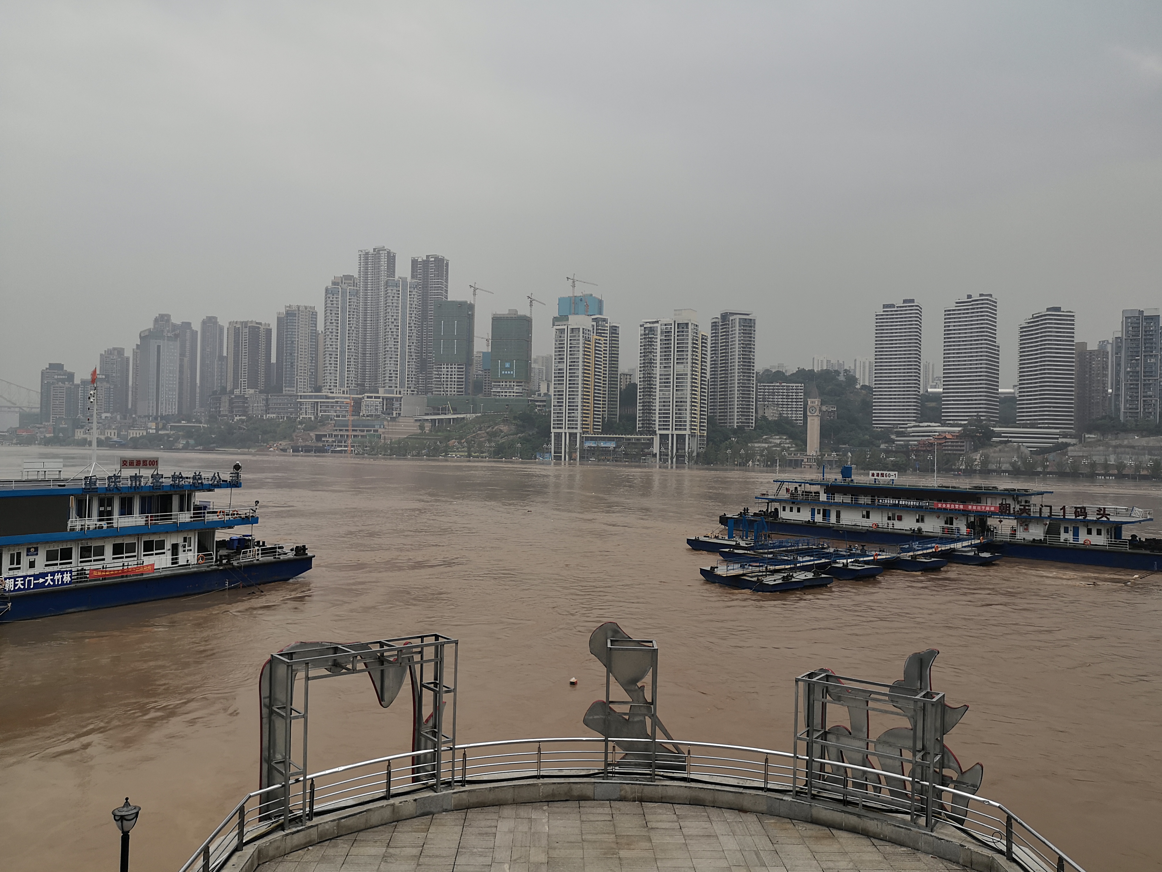 朝天门城门洞区域被淹没。 本文图片除署名外，均由澎湃新闻记者 王鑫 图 