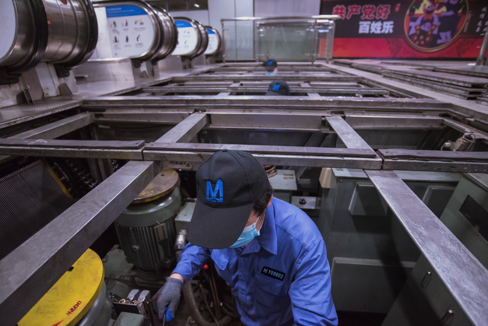 電梯人員工正進行超長換乘自動扶梯的維護保養工作 倪文東 攝.jpg