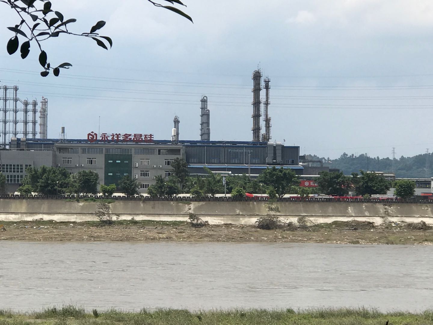 位于五通桥区岷江河坝中的化工厂，事发后，河对面的居民多已撤离。本文图片均为澎湃新闻记者 何利权 图