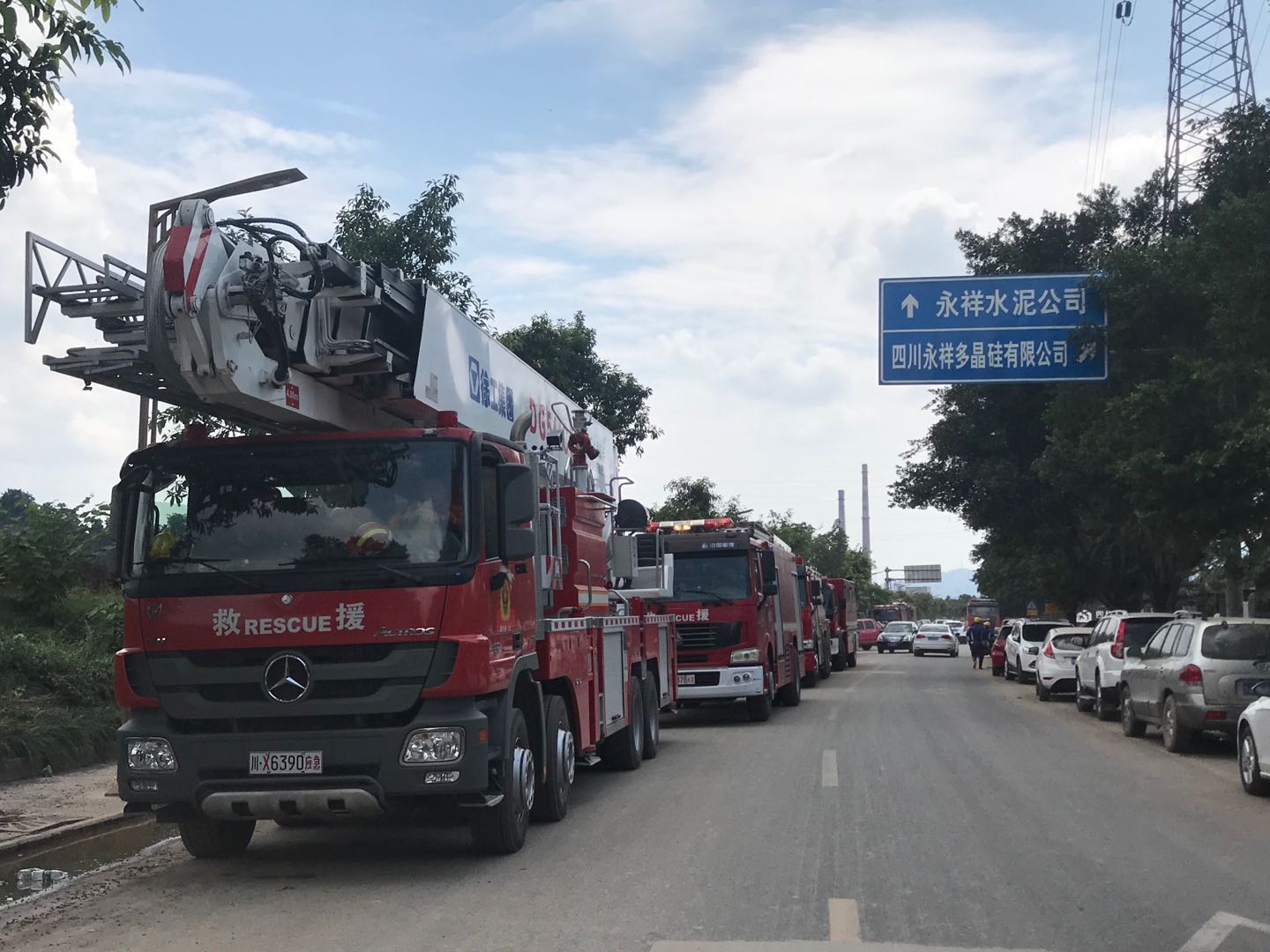 8月20日中午，仍有消防车停放在厂区门口的街面上