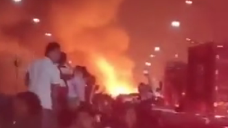 上海奉浦大桥一装有化学试剂的厢式货车起火，火已扑灭无伤亡