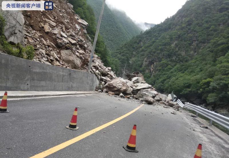 陕西持续降雨致108国道周至段塌方 山体落石不断并有异响