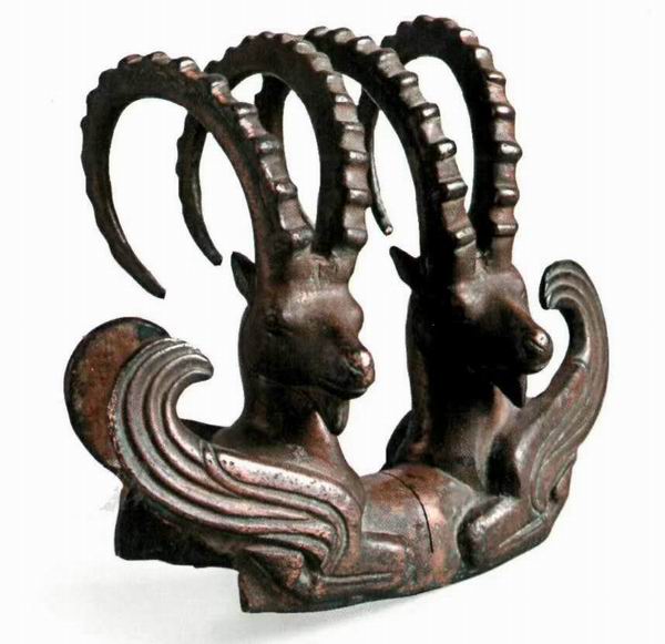 图8斯基泰文化双羊铜器