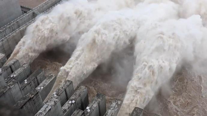 三峡枢纽迎建库以来最大洪峰，航拍开启11孔泄洪
