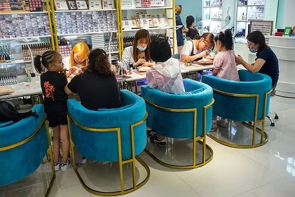 2020年8月9日，济南某商城美甲店两位女士在做美甲。