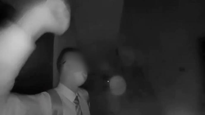 "我愛我家"中介被指深夜砸門帶人看房,租戶:事先未約定