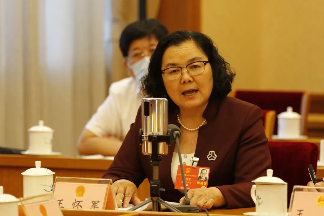 全国人大代表王怀军为了1000多名孩子走出大山