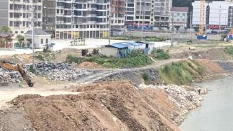 安化官方回应“建筑垃圾侵占河堤”：系防洪堤工程，手续齐全