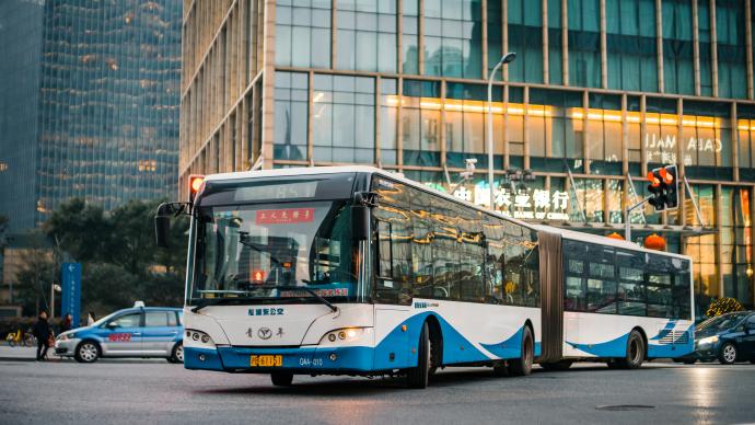 服役12年后上海最后一批柴油巨龙车退役,新能源车接力上岗