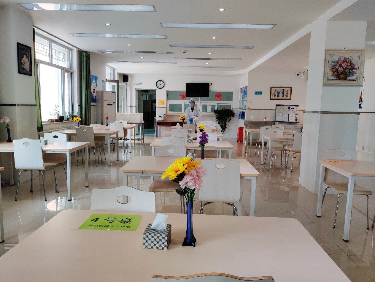 北京教育学院附属丰台实验学校初中部餐厅内景。本文图片均为澎湃新闻记者 程婷 图