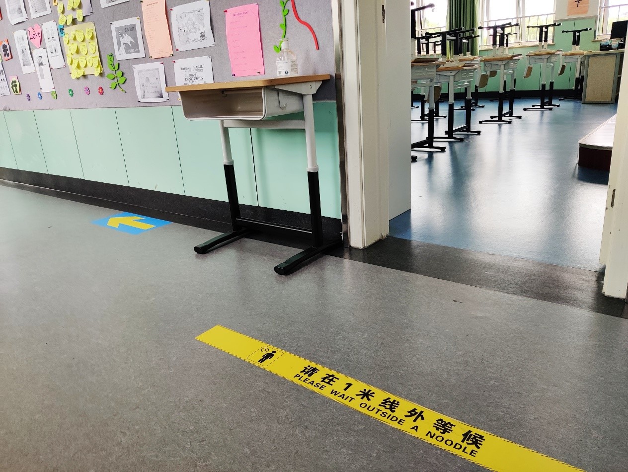 北京教育学院附属丰台实验学校教室门口设有一米线与免洗消毒洗手液