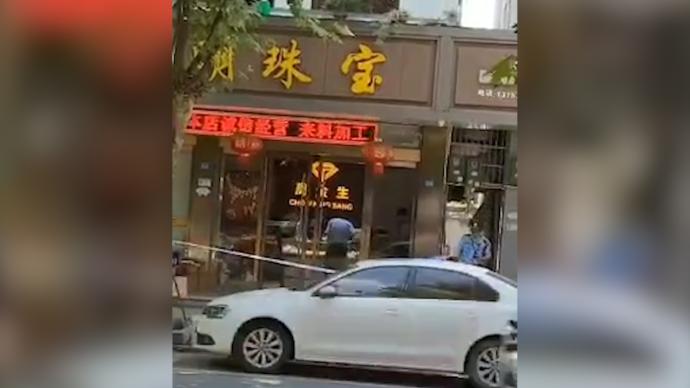 男子以試戴為名搶走金店項鏈,警方已抓獲正進一步偵辦
