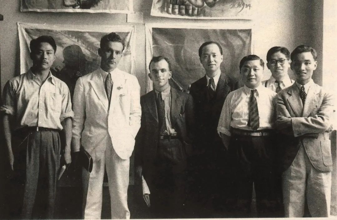 1939年香港现代漫画展，左起：叶浅予、爱波斯坦、斯诺、金中华、张光宇、丁聪、陈宪锜