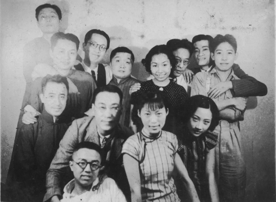 1936年上海漫画界同仁合影，张光宇、张正宇、梁白波、张乐平、丁聪、万籁鸣、黄尧等