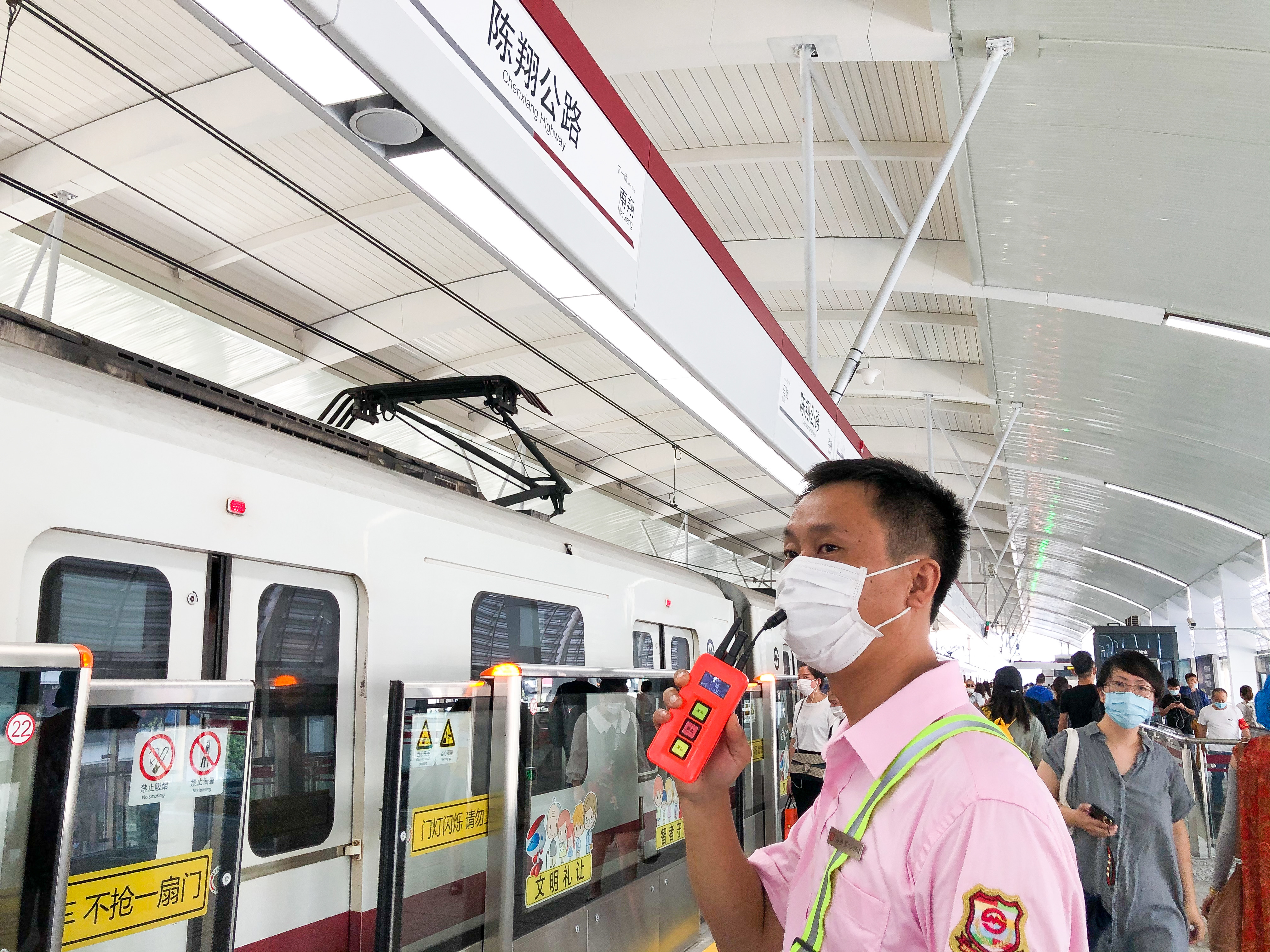 8月25日上午,站务员周国强正在现场进行播报,提示乘客:门灯闪烁,请