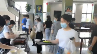 媒体探访湖北省直机关食堂：适量取餐，填半碗饭的人多