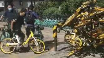 天津青桔员工扔摔美团单车，警方：系因停放问题口角，正调解