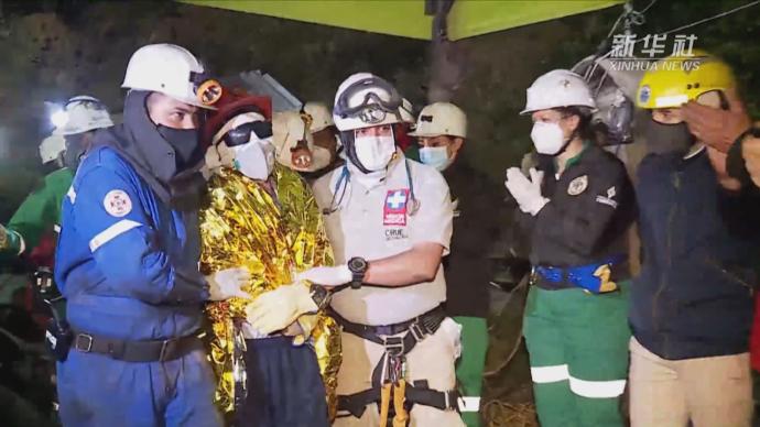 被困矿井5天后，哥伦比亚三名矿工获救