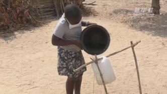 全球抗疫，津巴布韦民众自制脚踏式洗手器