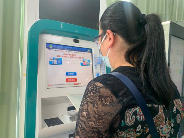 外地患者正在中山医院青浦分院自助挂号。 澎湃新闻记者 陈斯斯 图