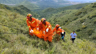 驢友騎車跌落山腰，消防繩索牽引爬坡救援