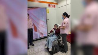 孕妇晕倒在上海地铁车厢，乘客和站务员爱心接力帮扶
