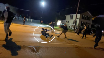 现场｜美国17岁男孩射杀2名示威者，持枪淡定走向警察