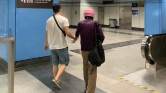 上海地铁扭送猥亵男的白衣小哥找到了，原来是便衣民警