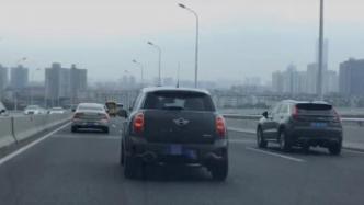 Mini Cooper十几次变道不打灯，被上海警方处罚