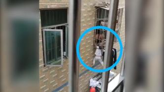 男童爬窗找奶奶头卡防盗网，邻居们搭梯爬窗救