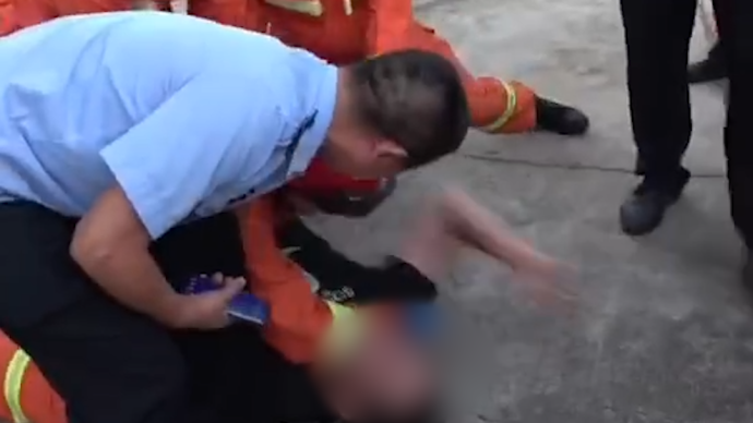 湖北一男子欲跳楼轻生，被救后猛打消防员