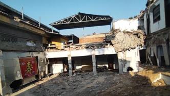 探访山西襄汾饭店坍塌现场：屋顶有加盖层，未坍塌处钢筋裸露