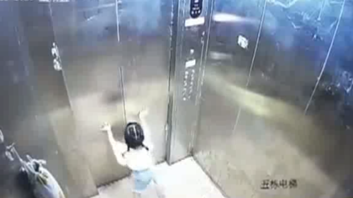 3岁女童不慎滞留电梯，寻找家长途中从8楼坠亡