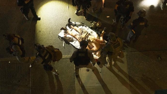 美国波特兰两派示威者爆发冲突，1人身亡