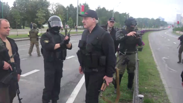 卢卡申科23日持枪亮相（视频截图）