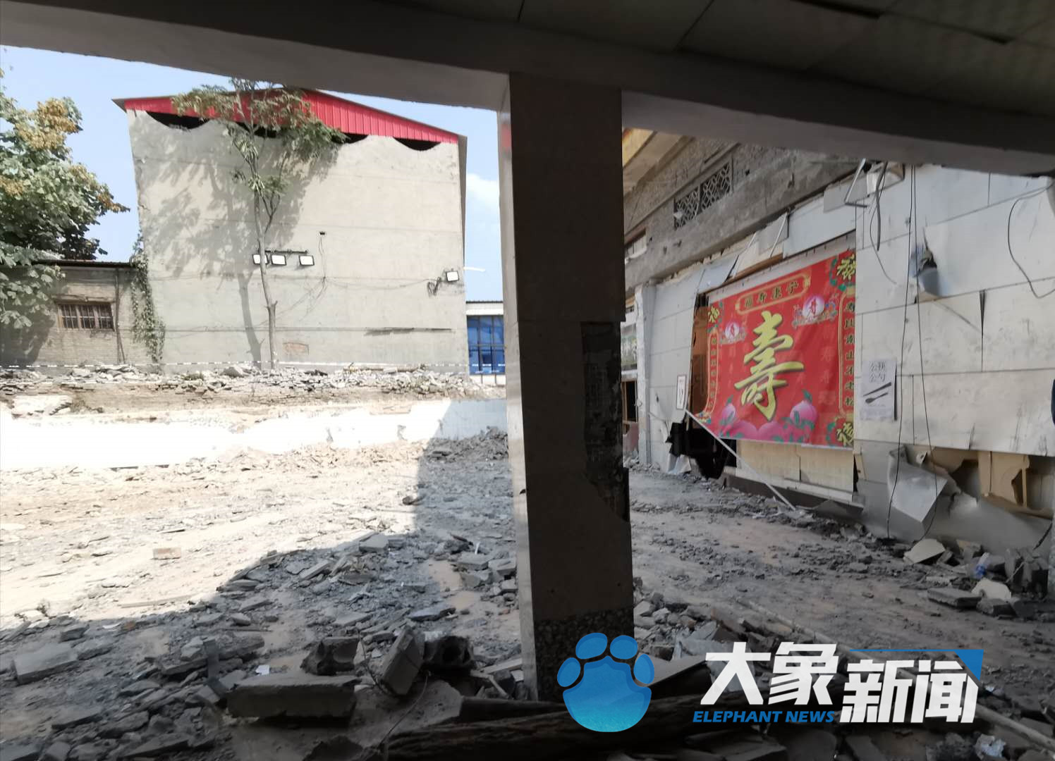山西临汾饭店坍塌：被困小女孩通过手机告知父亲自己所在位置_凤凰网