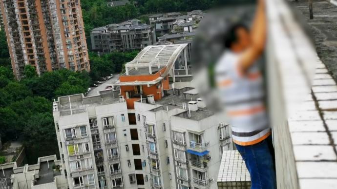 做梦梦到自己上天台,男子一睁眼真在32层楼顶