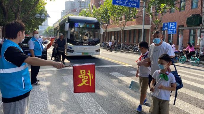 上海开学首日公交增线，志愿者变身守护神