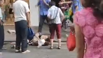 城管与群众冲突将一抱小孩女子抱摔，被停职调查