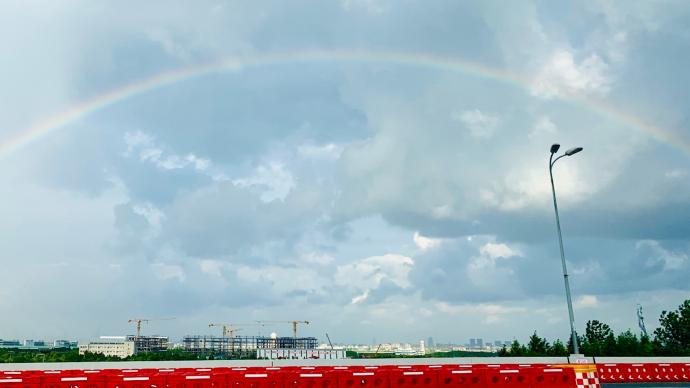 上海彩虹“又大又圆”高挂雨后天空