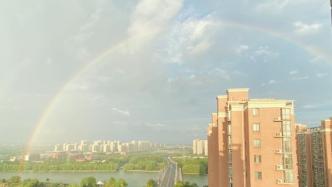上海雨后彩虹高挂天空，网友称“又大又圆”